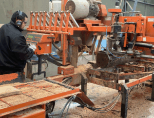 Kerf sin sag ute i sagbruket.